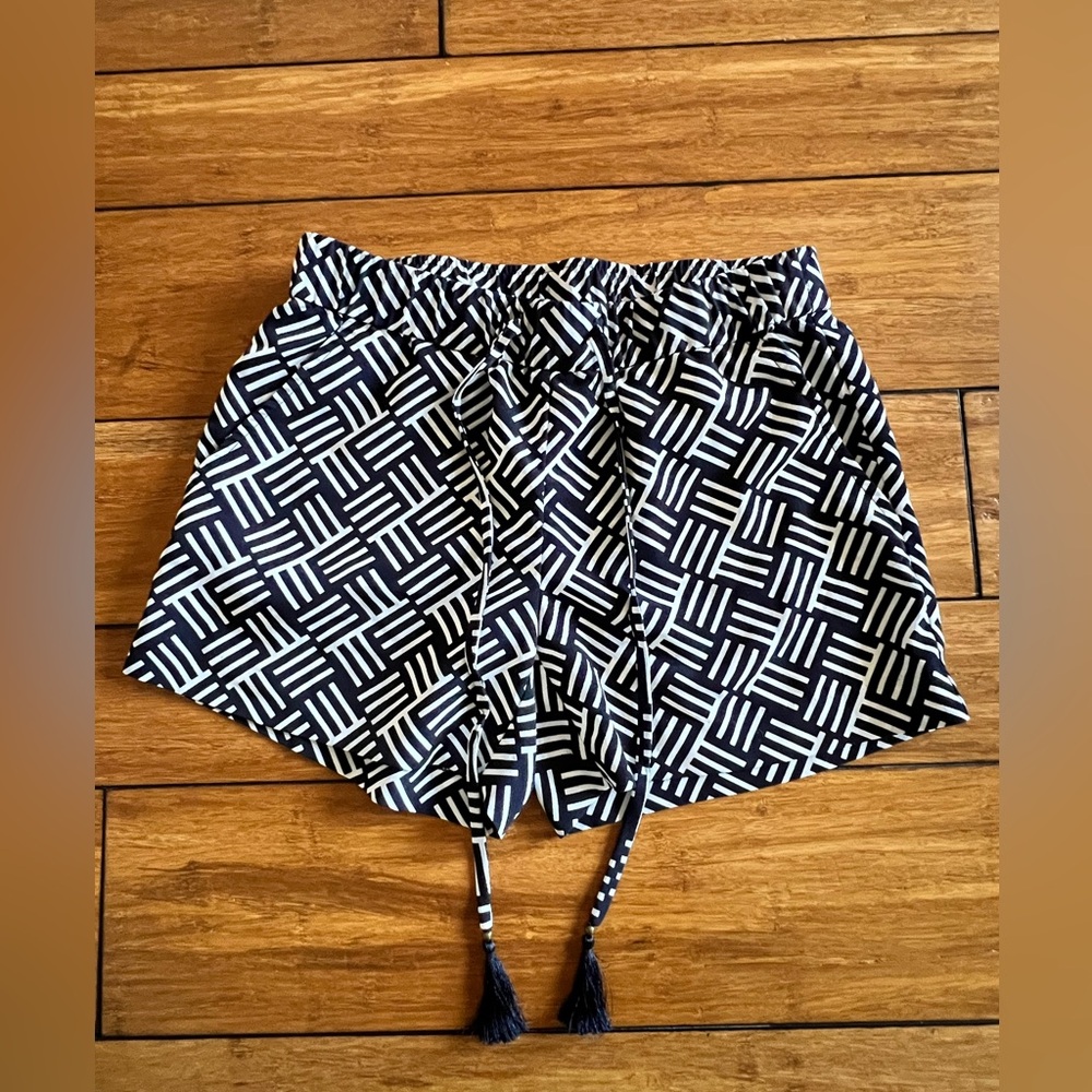 The Limited. Navy and White Patterned High Waist Shorts. Size XS